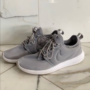 Nike roshe running sneakers (solid gray)
